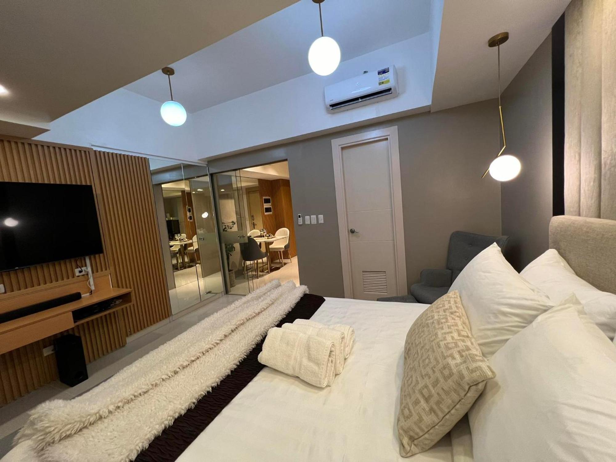 Hotel Vibe Condo At Uptown Parksuites Bgc Taguig Ngoại thất bức ảnh