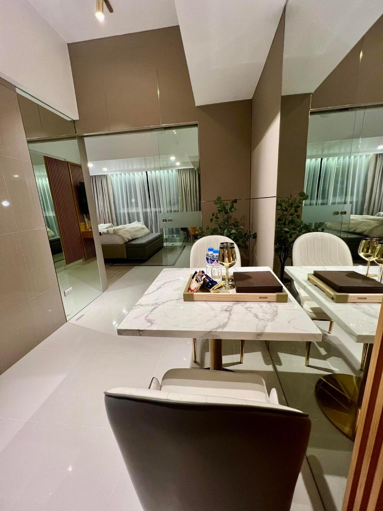 Hotel Vibe Condo At Uptown Parksuites Bgc Taguig Ngoại thất bức ảnh