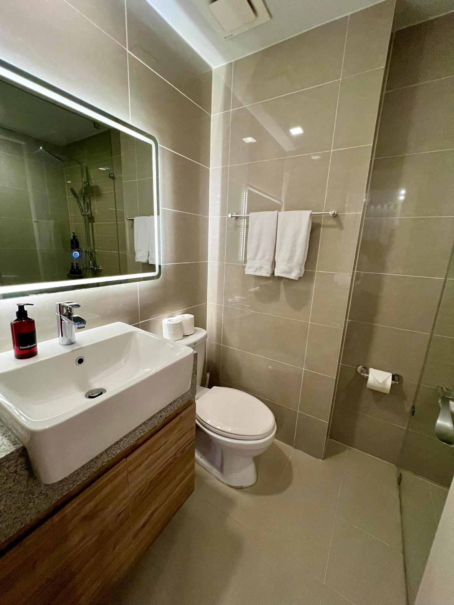 Hotel Vibe Condo At Uptown Parksuites Bgc Taguig Ngoại thất bức ảnh